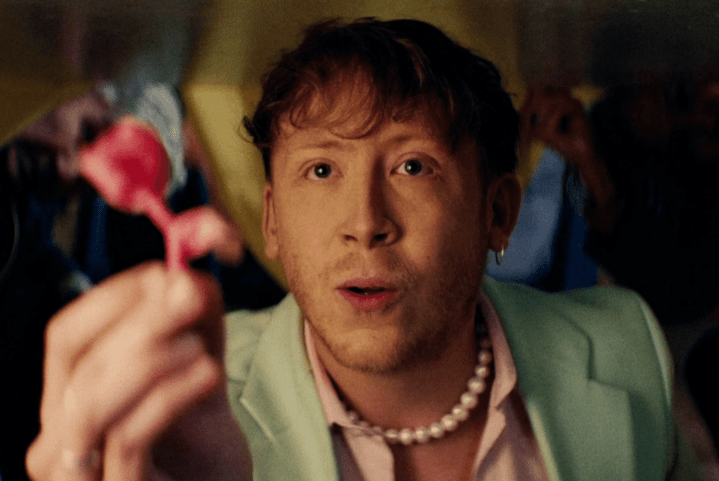 Eddy de Pretto revient avec&nbsp;Bateaux-Mouches