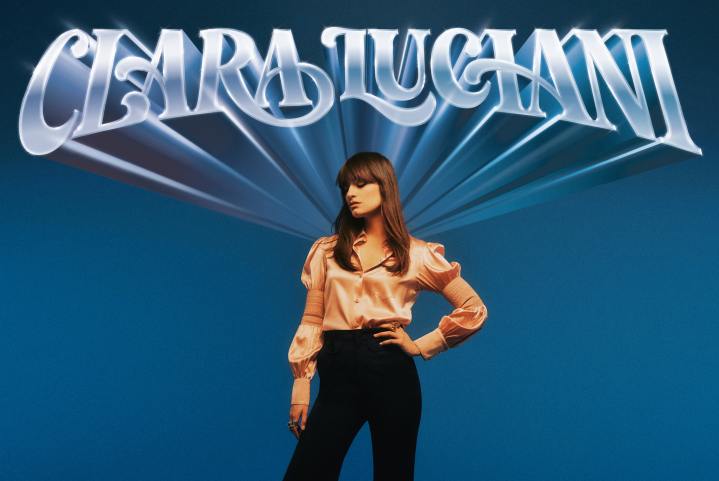 Clara Luciani fait un retour pop et coloré avec &laquo;&nbsp;Le Reste&nbsp;&raquo;